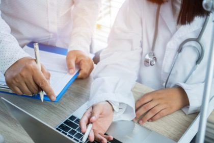 medical team discussing patient_Dietitians On Demand