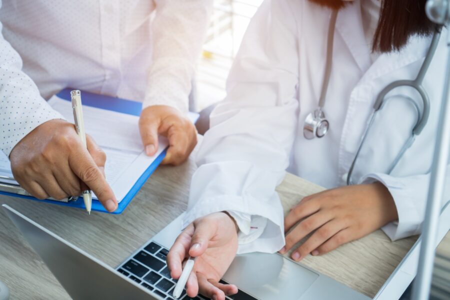 medical team discussing patient_Dietitians On Demand